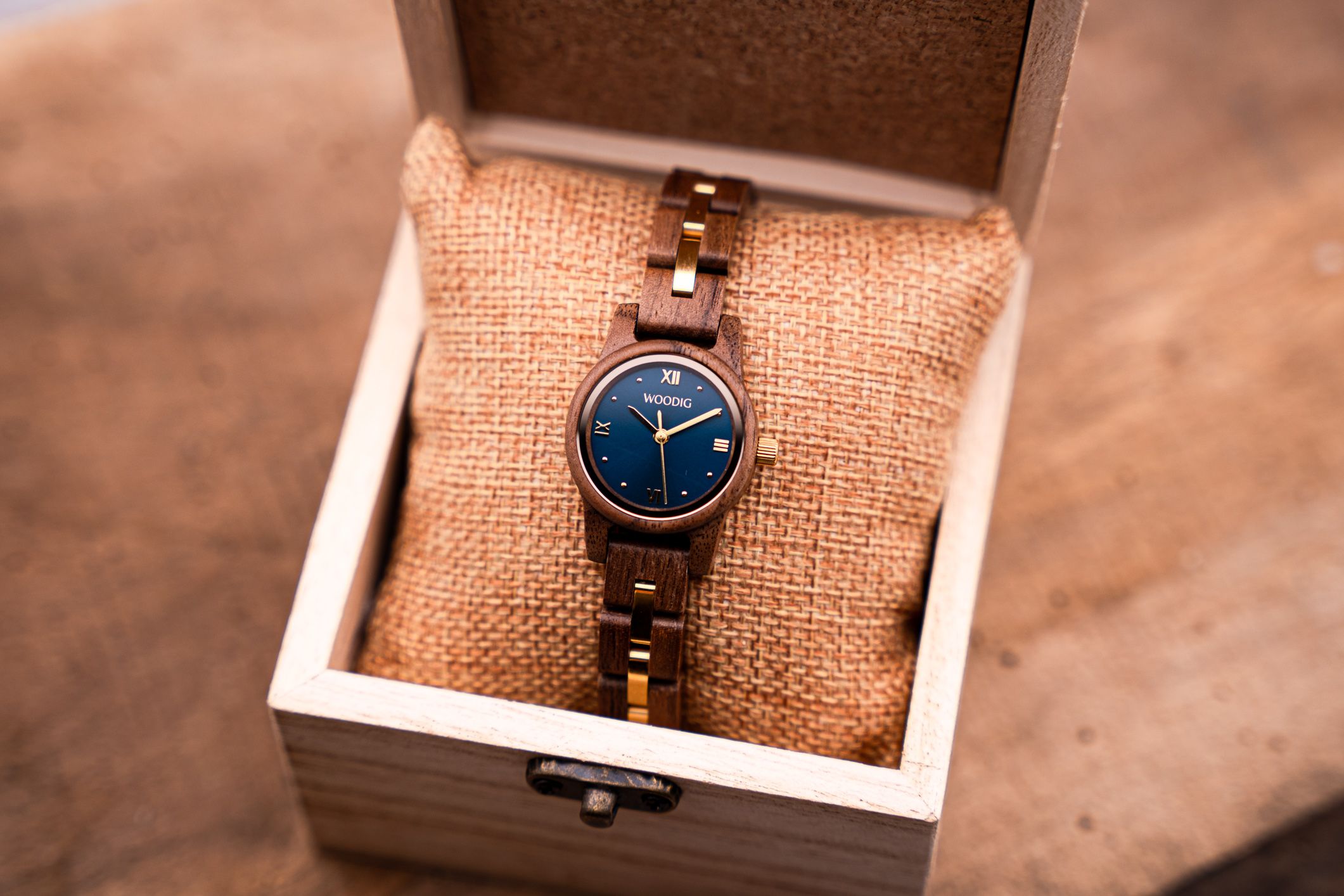 Houten horloge in houten doos gegraveerd